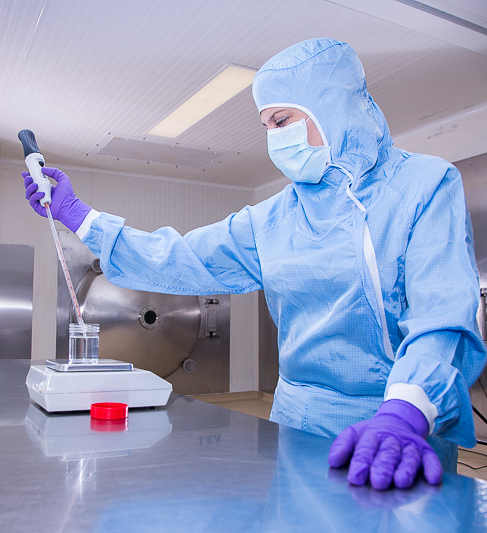 Analyste qui réalise des tests avant lyophilisation du produit